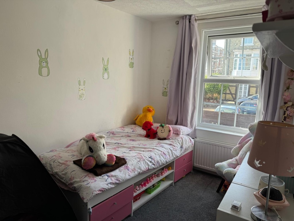 Lot: 60 - THREE-BEDROOM COTTAGE FOR INVESTMENT OR OCCUPATION - Bedroom Two